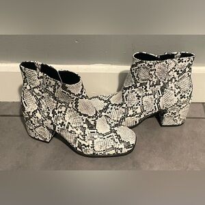 EUC Mix No. 6 Womens Benisa Faux Leather Snake Print Ankle Boots